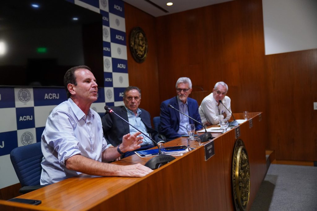 Paes promete priorizar combate ao roubo de cargas no Rio