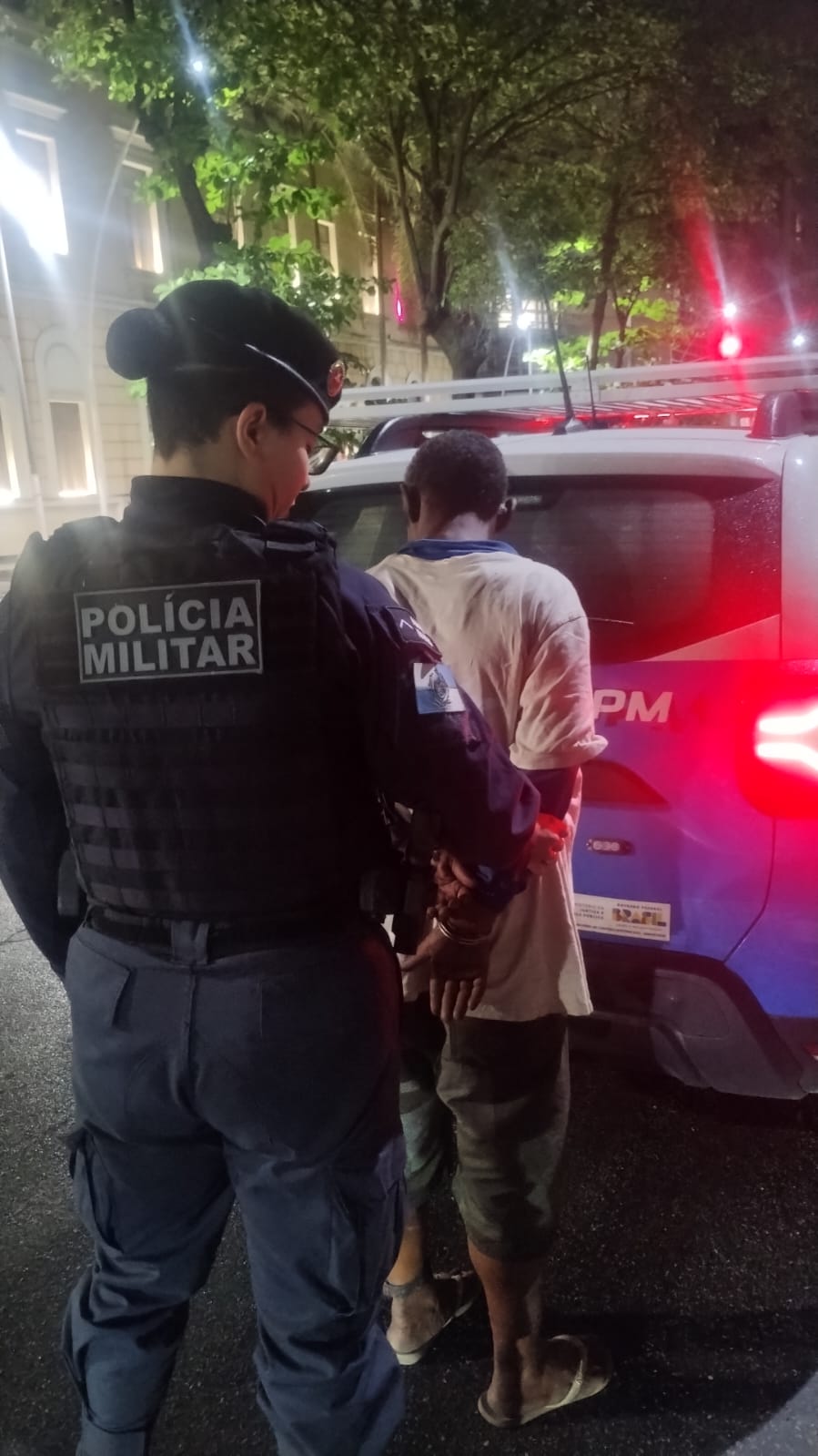 Homem é preso com porta de alumínio furtada no Centro de Niterói