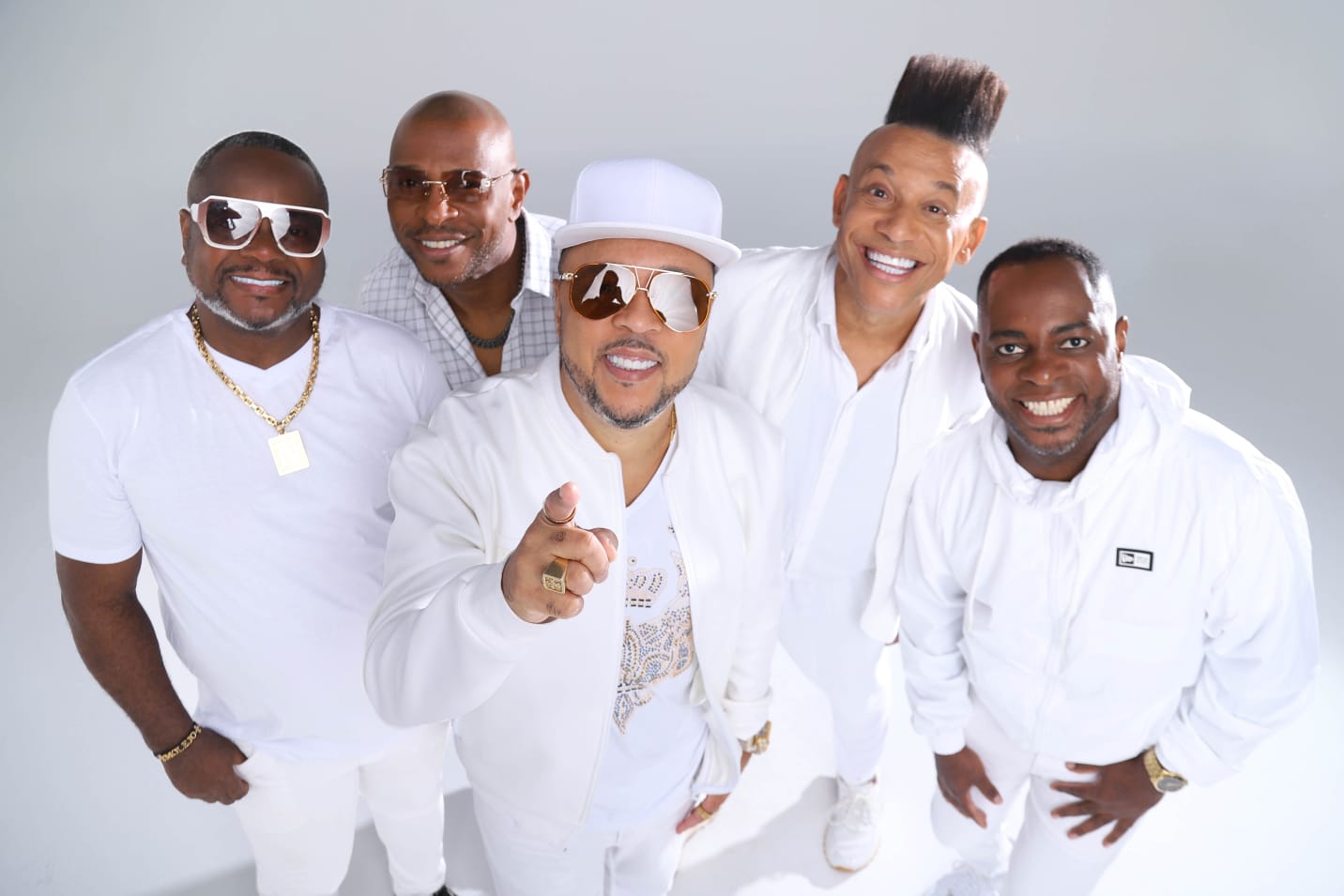 Molejo e Délcio Luiz fazem show de pagode no Casarão do Firmino