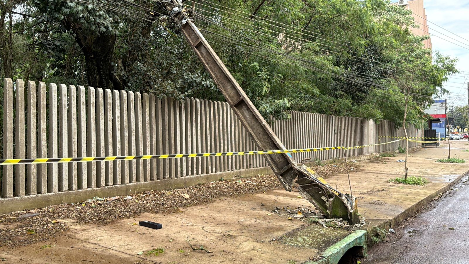 Poste cai na Avenida Brasil e deixa região sem energia em Cascavel