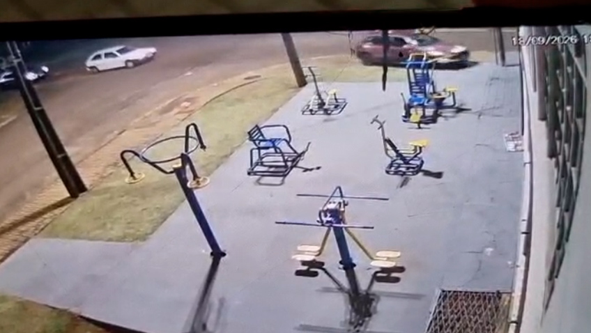 Gol bate em poste em frente a batalhão da PM em Cascavel