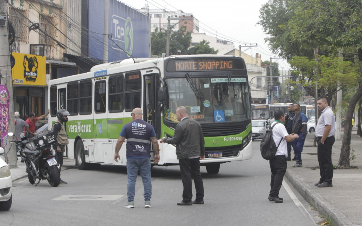 Criminosos usam 19 ônibus como barricadas na Zona Norte do Rio