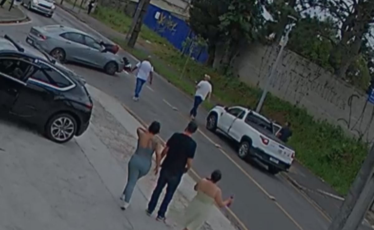 Motociclista fica sobre capô após batida e motorista dá ré em Curitiba