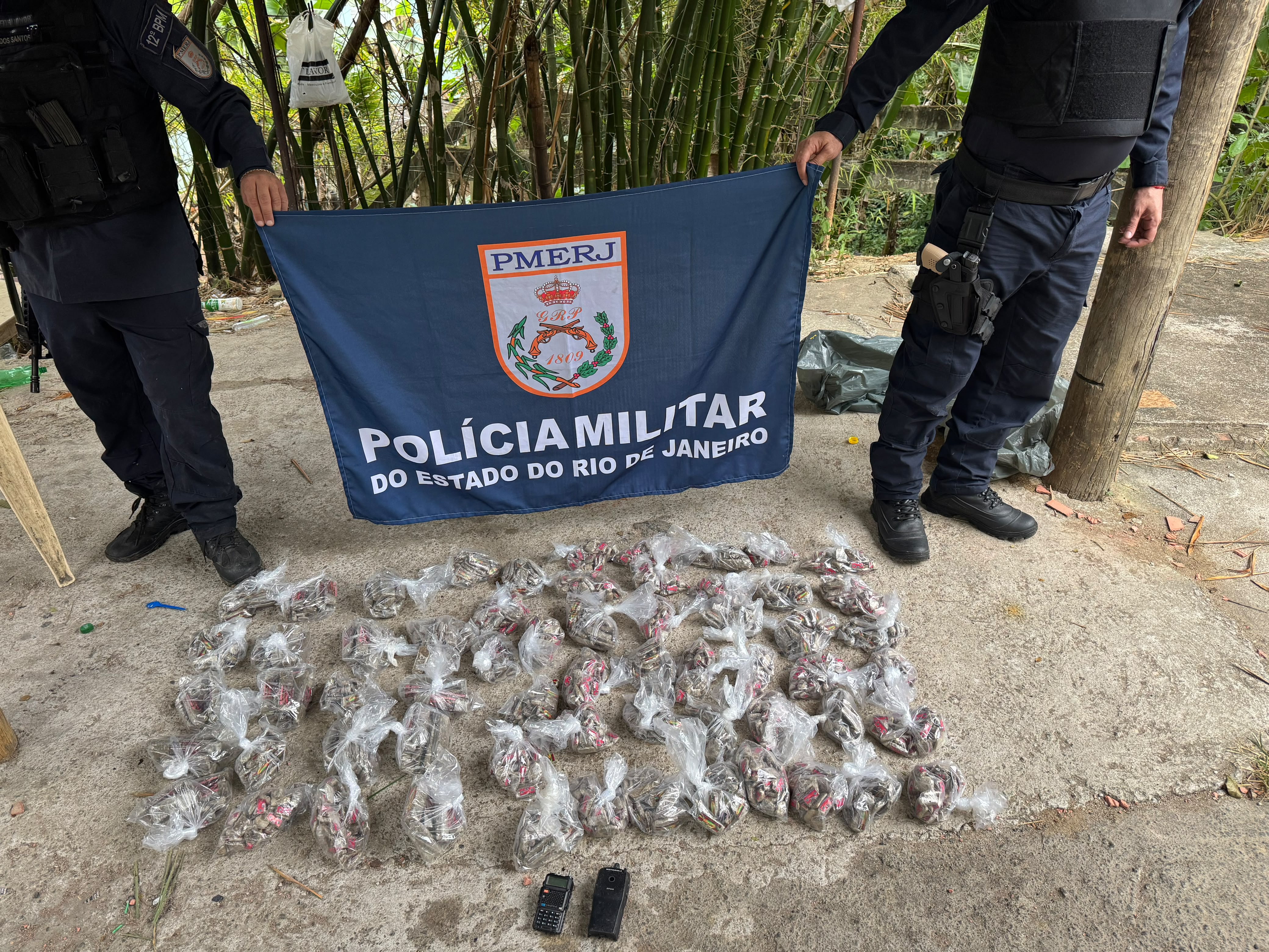 PM apreende 1.852 trouxinhas de maconha em Maria Paula, em Niterói