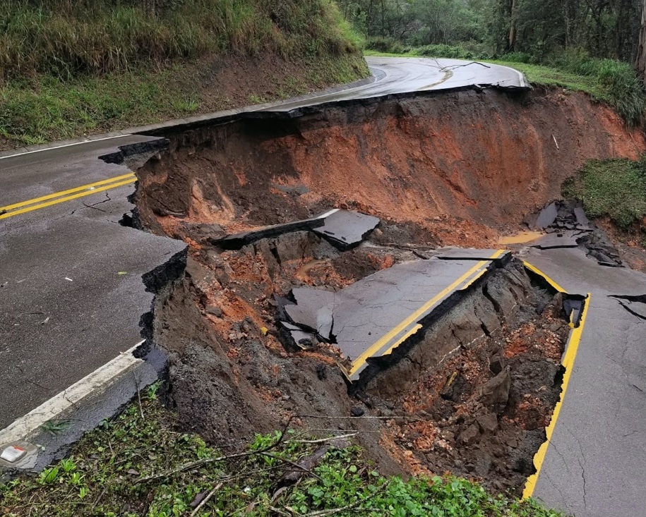 Chuvas interditam dois trechos da BR-476 na Região Metropolitana de Curitiba