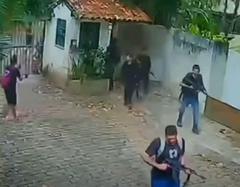 Homens armados com fuzis invadem condomínio no Itanhangá durante o dia