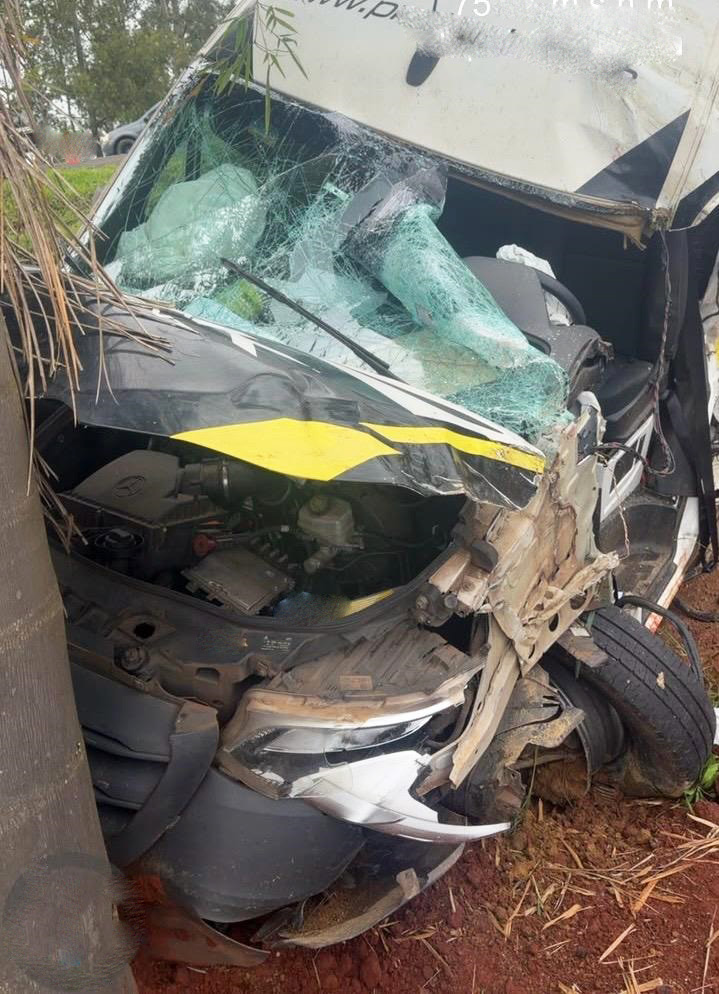 Colisão entre caminhão e furgão deixa motorista ferido na PR-092