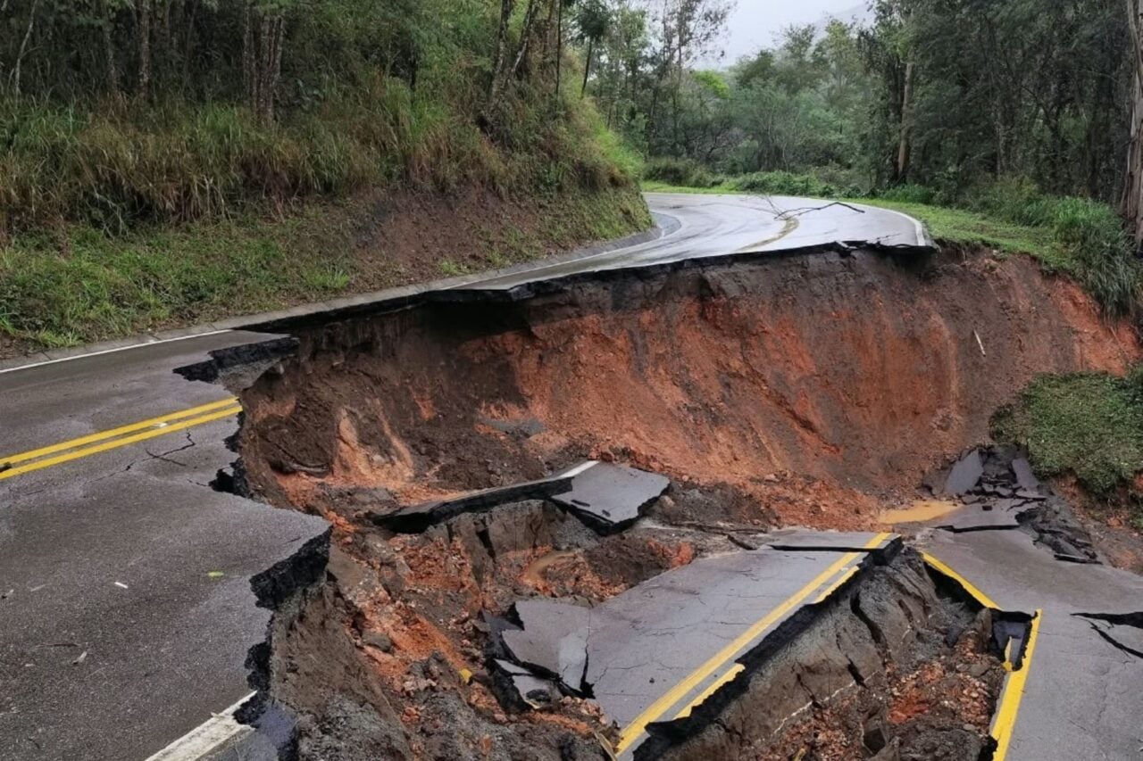 Chuva provoca interdição de dois trechos da BR-476 na Grande Curitiba