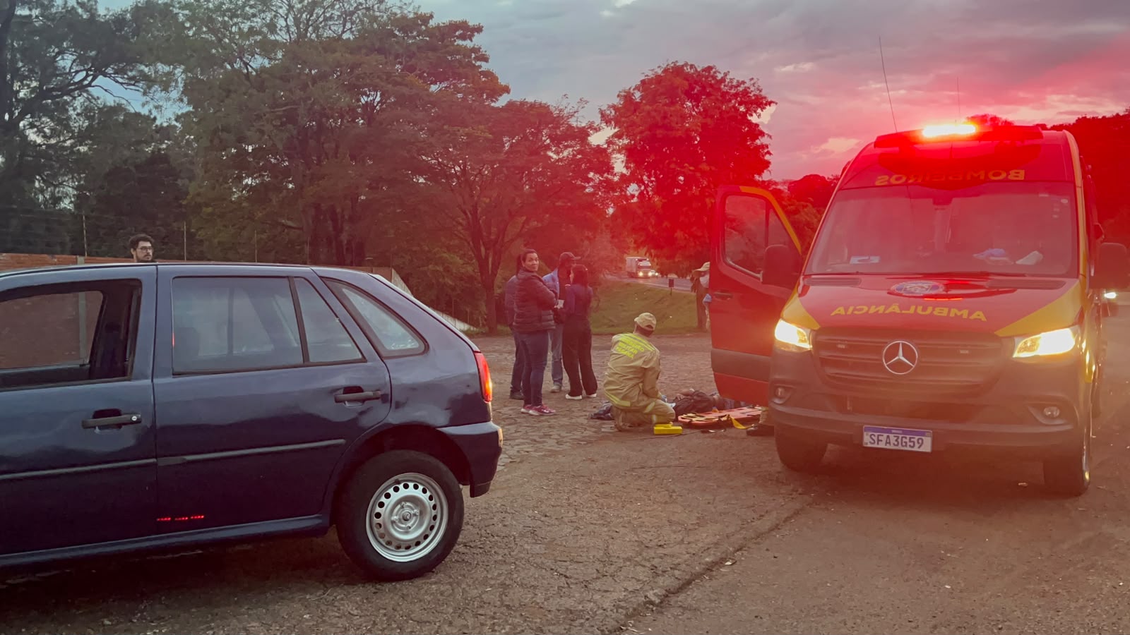 Ciclista de 19 anos fica ferido após ser atingido por Gol na PRc-467