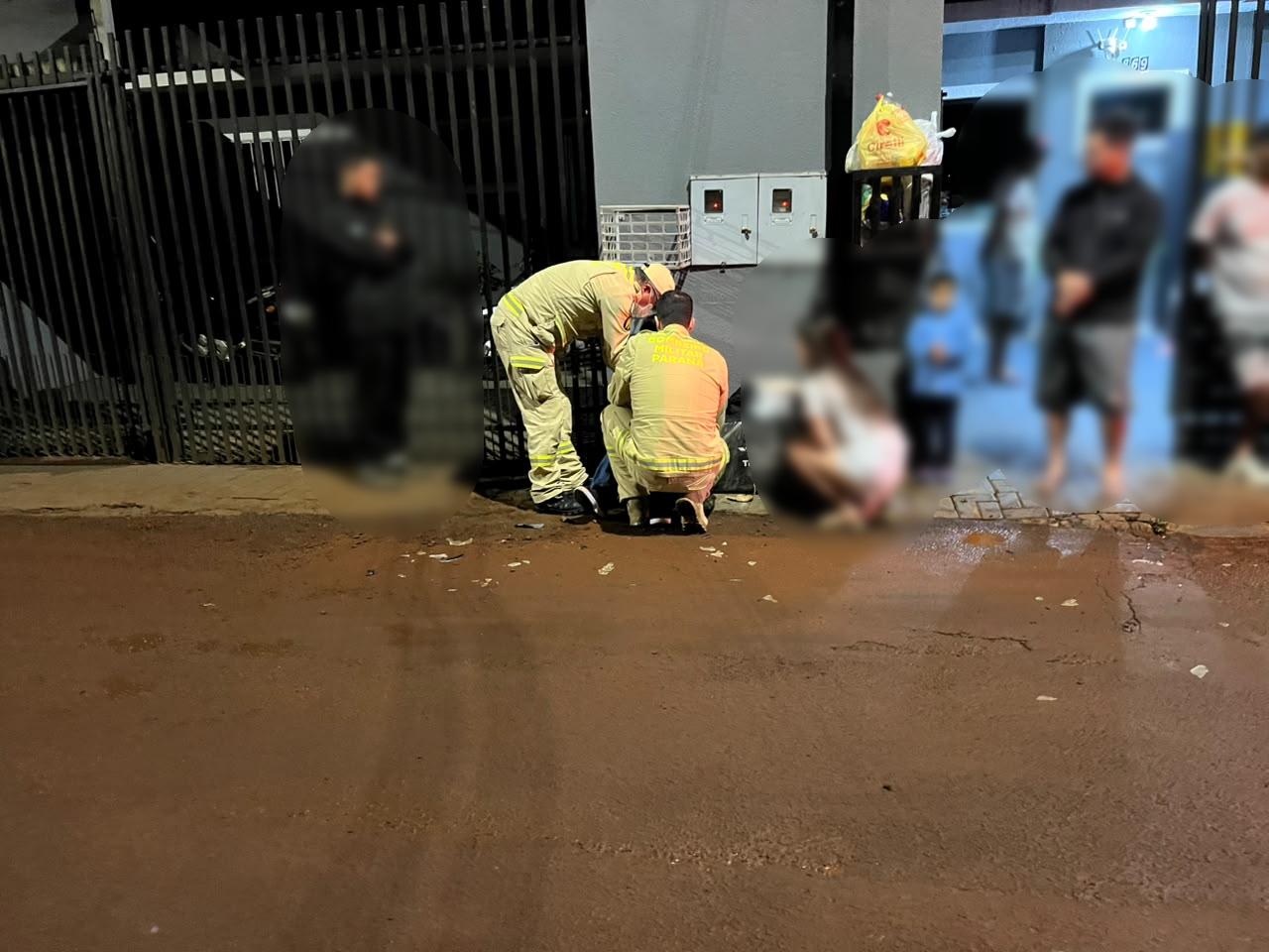 Queda de moto deixa jovem ferido em rua estreita de Cascavel