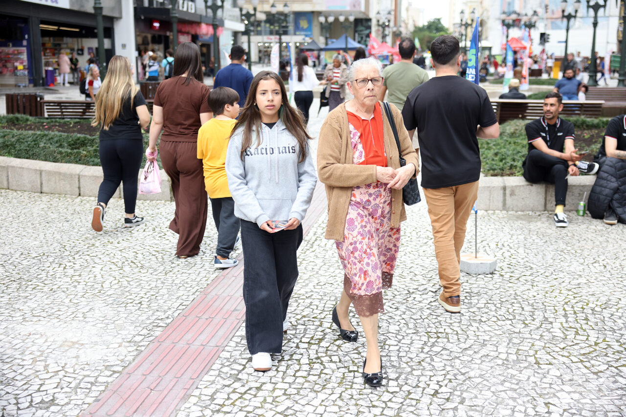 Curitiba tem mais idosos que crianças em 53 dos 75 bairros