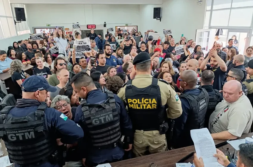 Servidores de Araucária entram em greve e protestam contra projetos