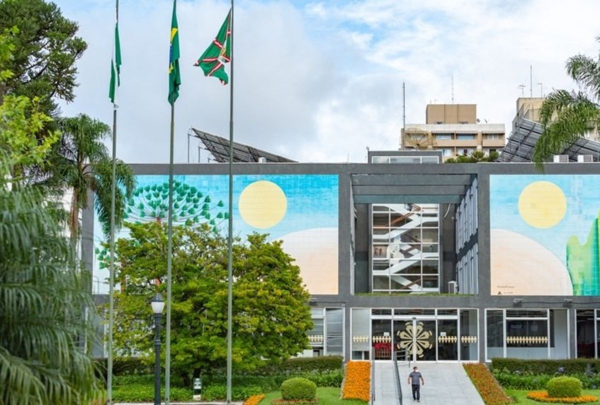 Curitiba abre PSS para contratar 1.443 profissionais da educação