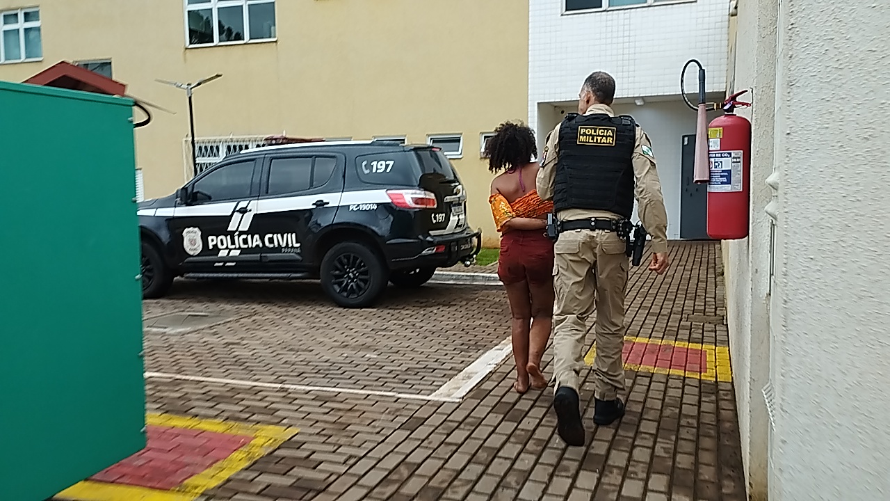 Mulher é detida após invadir residência e confrontar policiais em Cascavel