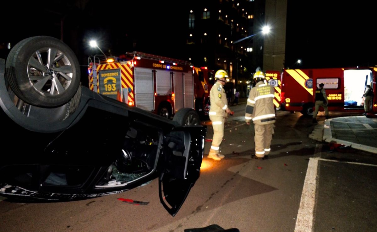 Carro capota após colisão em cruzamento no Centro de Cascavel