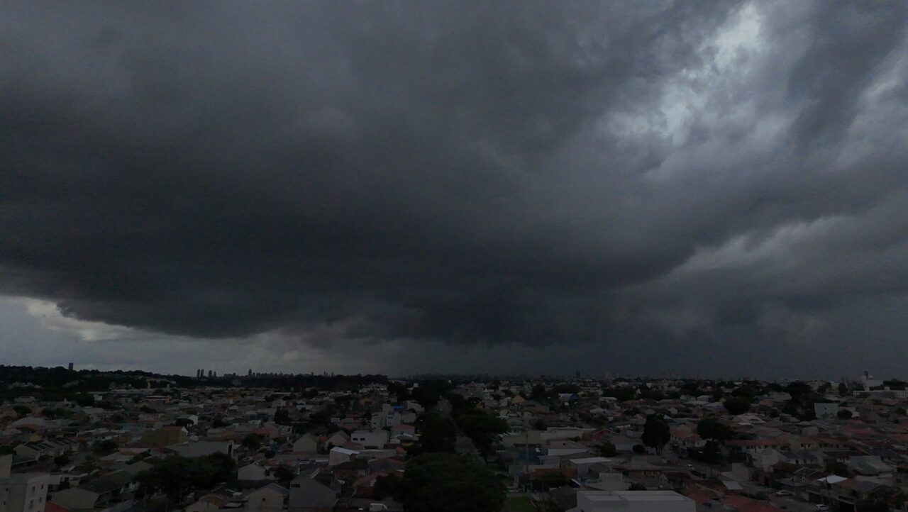 Chuva atinge boa parte do Paraná nesta quinta-feira, com alerta para tempestades