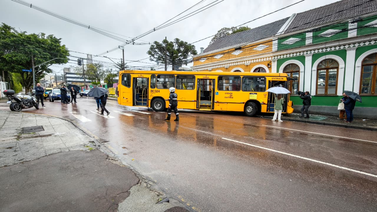 Acidente com ônibus deixa ao menos sete feridos em Curitiba